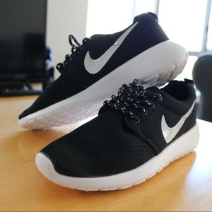 NEW Black Nike Roshe